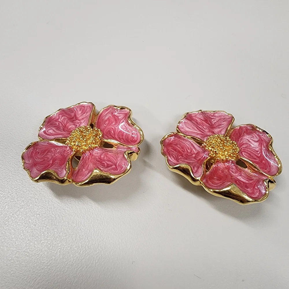 Vintage Avon Dogwood Flower Clip-On Earrings Pink Enamel Gold Tone Floral